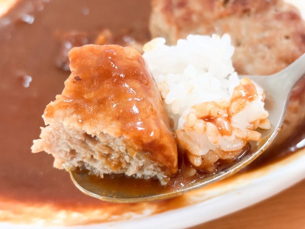 ハンバーグカレーを実食してみると、マイルドなルーとハンバーグの相性は抜群