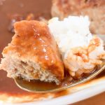 ハンバーグカレーを実食してみると、マイルドなルーとハンバーグの相性は抜群