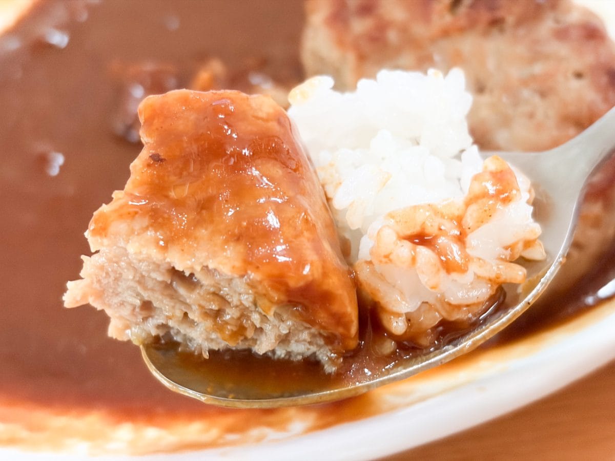 ハンバーグカレーを実食してみると、マイルドなルーとハンバーグの相性は抜群