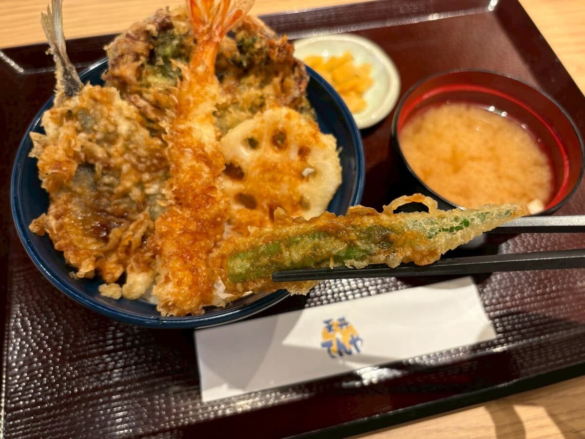 軽やかな天ぷらの衣と、粘り気のコントラストが◎な「国産おくら」
