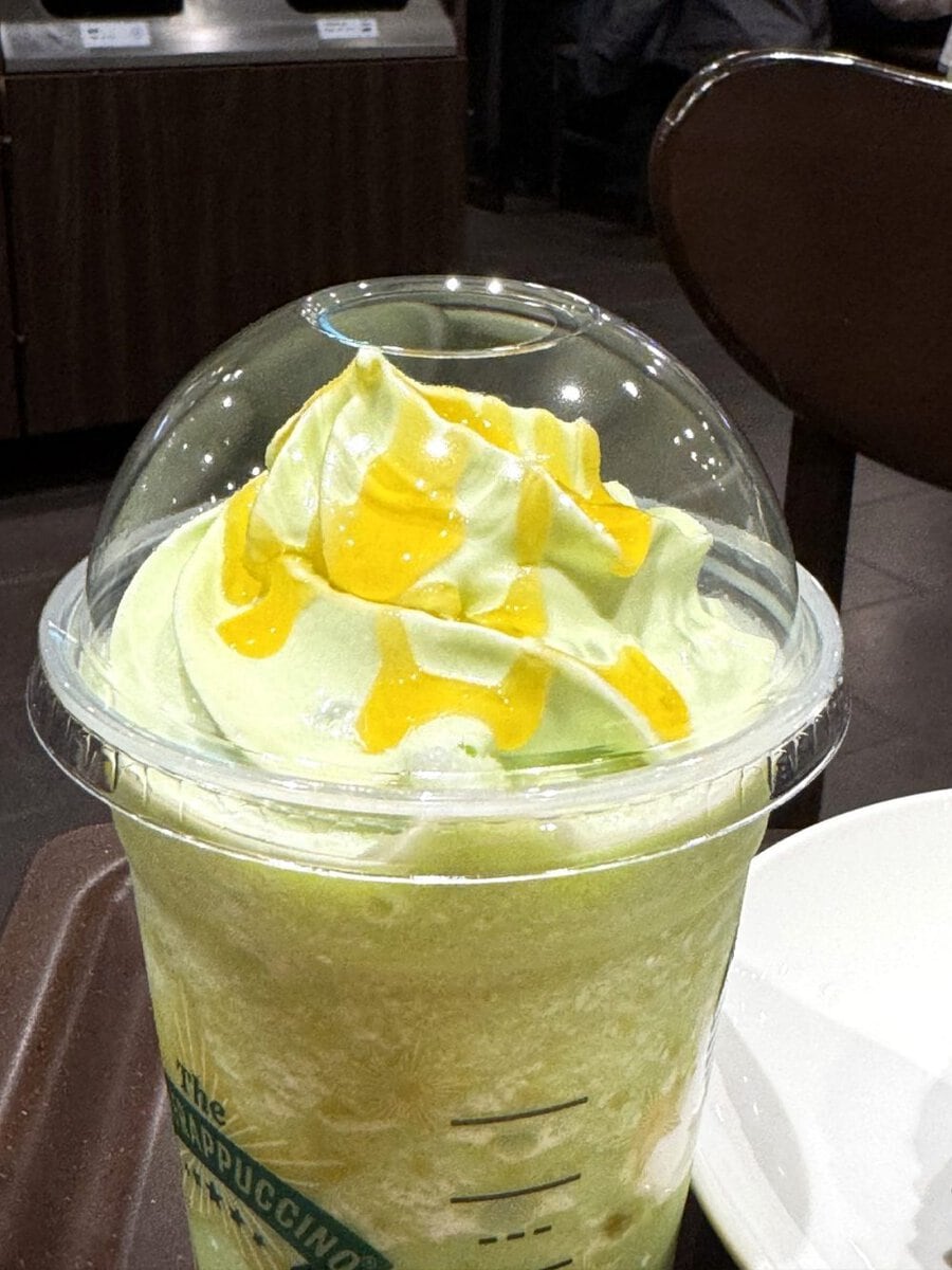 「THE フラペチーノ of メロン of メロン」のトップはメロンフレーバーのホイップクリーム