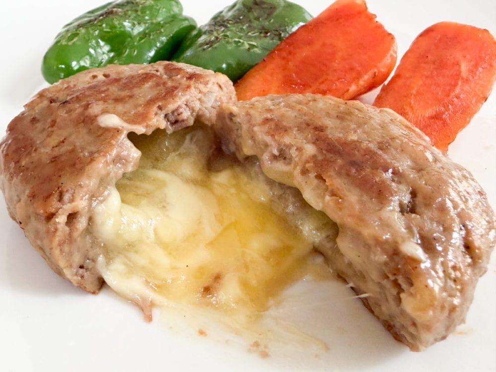 「濃厚チーズソースがとろ〜り!」というキャッチフレーズ通り、ハンバーグにナイフを入れるとチーズソースがとろ〜り溢れ出てきます