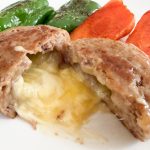 「濃厚チーズソースがとろ〜り！」というキャッチフレーズ通り、ハンバーグにナイフを入れるとチーズソースがとろ〜り溢れ出てきます