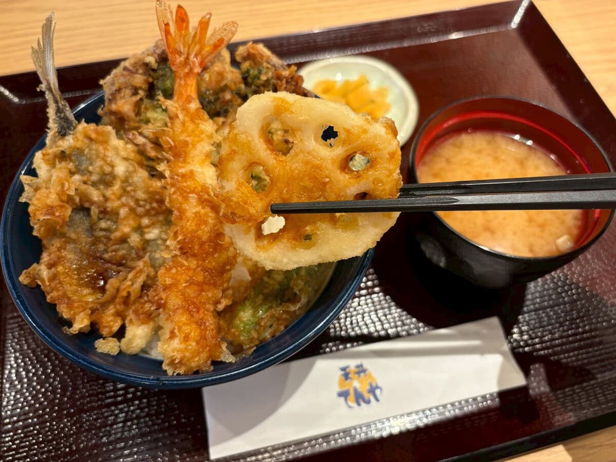 彩り、食感のアクセントには、「れんこん」など