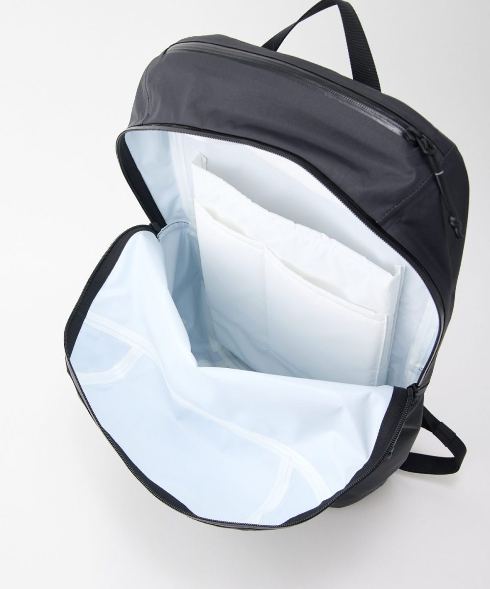 パッド入りのPCスリーブとオーガナイザーポケットを搭載