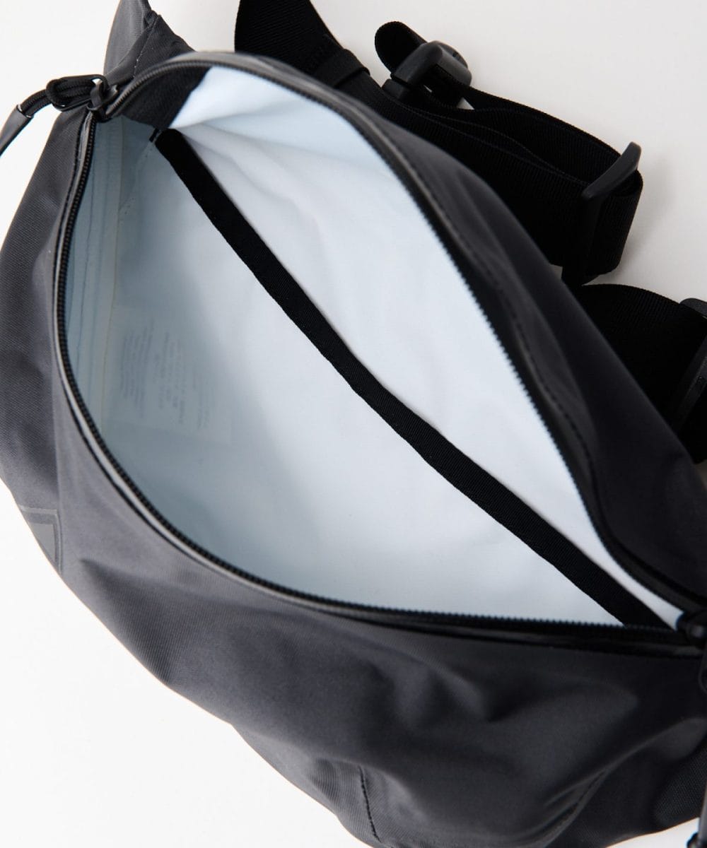 フロントポケットは仕切りなしで自由に収納可能