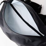 フロントポケットは仕切りなしで自由に収納可能