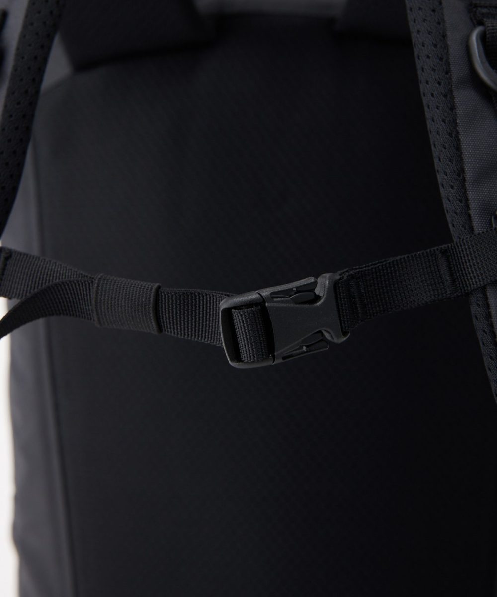 持ち運ぶ際にバッグを固定させるチェストベルト付き