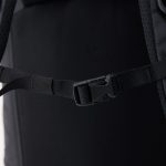 持ち運ぶ際にバッグを固定させるチェストベルト付き