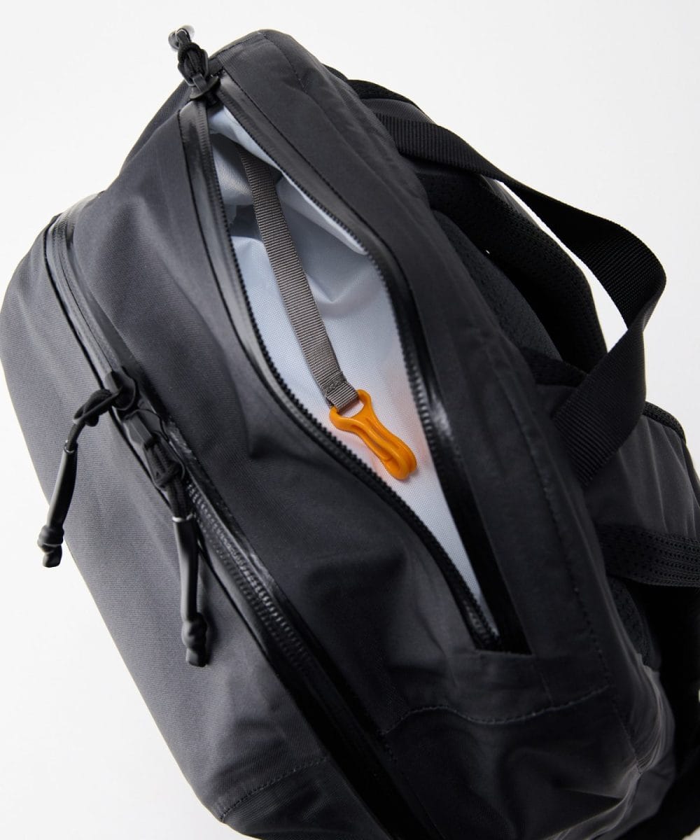 トップにキークリップ付きのミニポケットあり