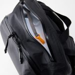 トップにキークリップ付きのミニポケットあり