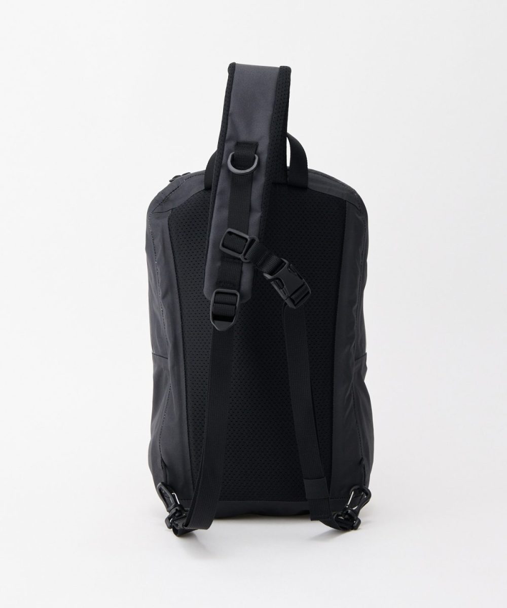 ワンショルダー仕様で軽快かつスマートに持ち運び可能