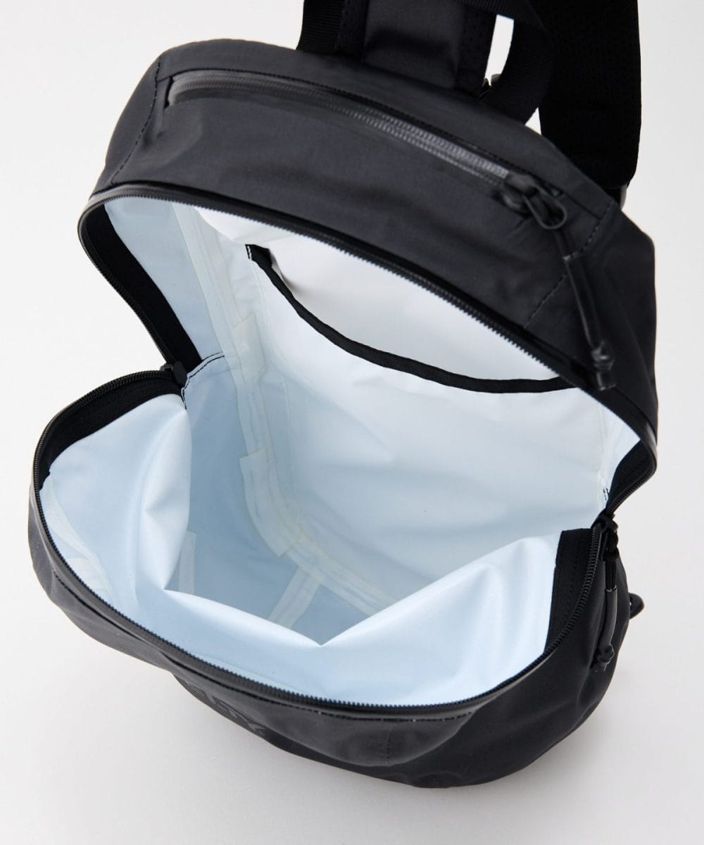 フロント内部に大きめの仕切りポケットあり