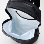 フロント内部に大きめの仕切りポケットあり