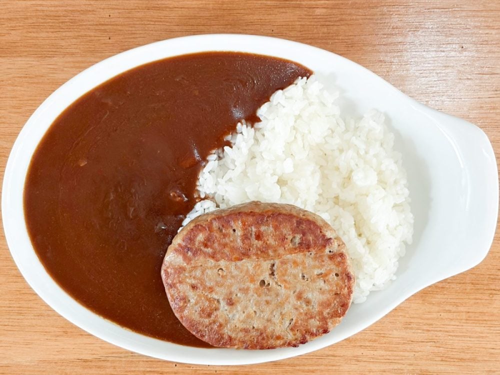 ハンバーグをトッピングするバージョンでも試してみました。ちなみに「業スー」のレトルトハンバーグは、税込106円で購入