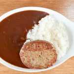 ハンバーグをトッピングするバージョンでも試してみました。ちなみに「業スー」のレトルトハンバーグは、税込106円で購入