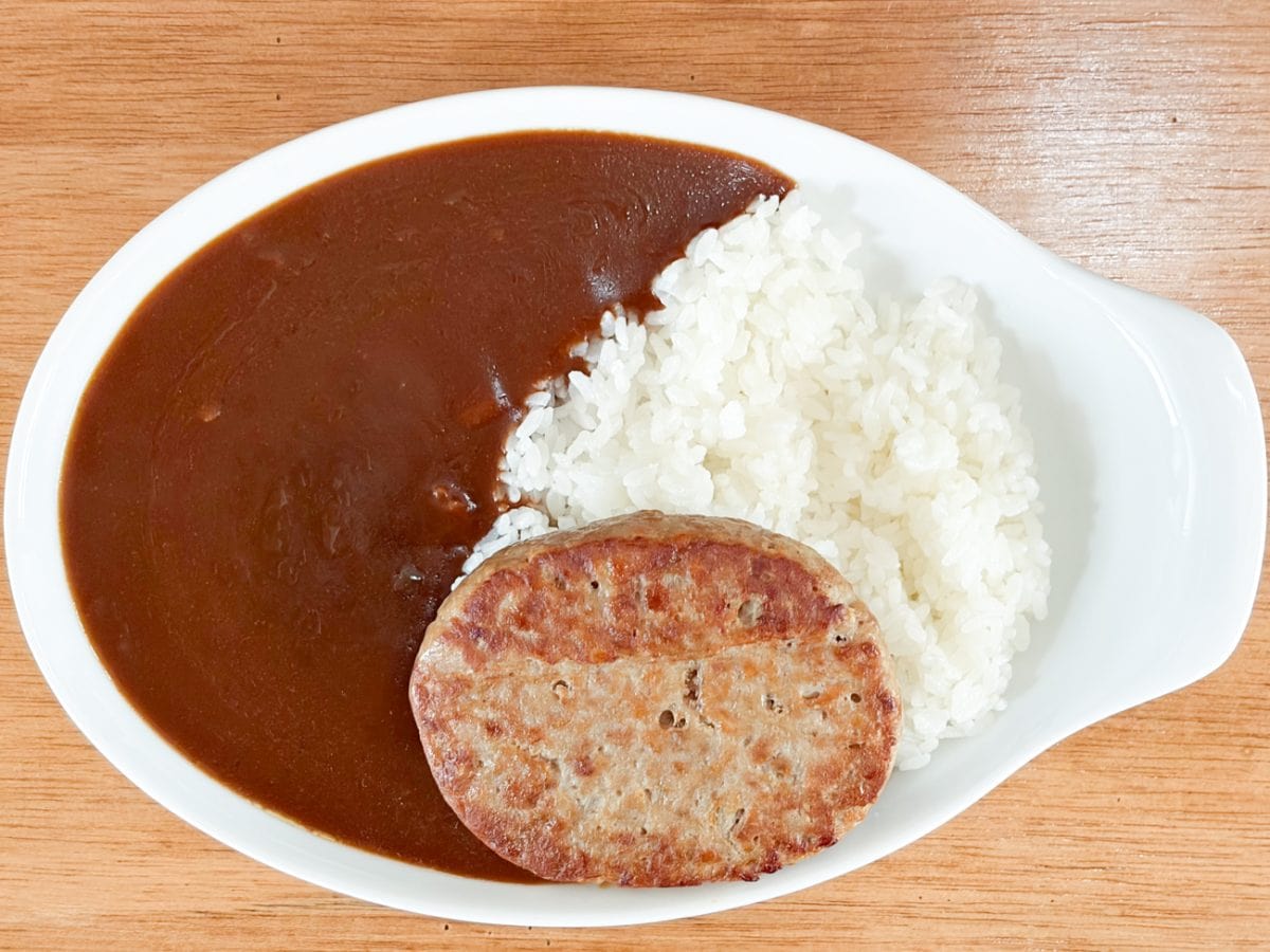 ハンバーグをトッピングするバージョンでも試してみました。ちなみに「業スー」のレトルトハンバーグは、税込106円で購入