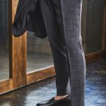 パンツはセンタープレスの入ったきれいめのシルエット