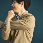 生地には強撚ストレッチピケを採用し、少ない突っ張り感で快適な着心地を提供
