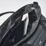 背面ファスナーからメイン収納内にアクセスできる！