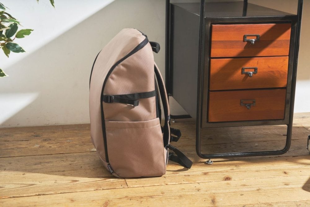 実はめちゃめちゃ便利 なのが、この自立する 機能。床置きして倒れ るストレスがなく、外出先でも困らない。