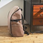 実はめちゃめちゃ便利 なのが、この自立する 機能。床置きして倒れ るストレスがなく、外出先でも困らない。