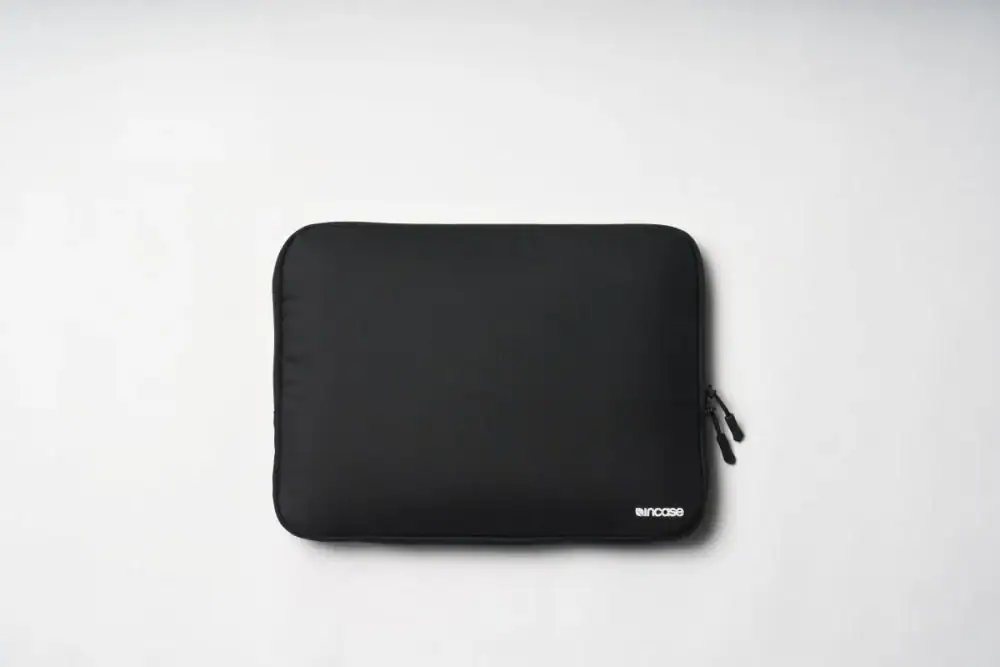 第1位　【これ付録でいいの？】Incase「PCマルチケース」が1,390円は事件！AirTagポケット付きで収納力が完璧すぎる