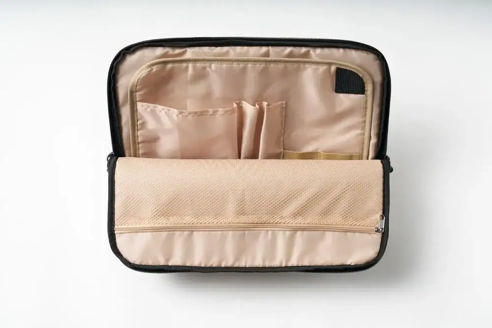 第1位　【これ付録でいいの？】Incase「PCマルチケース」が1,390円は事件！AirTagポケット付きで収納力が完璧すぎる