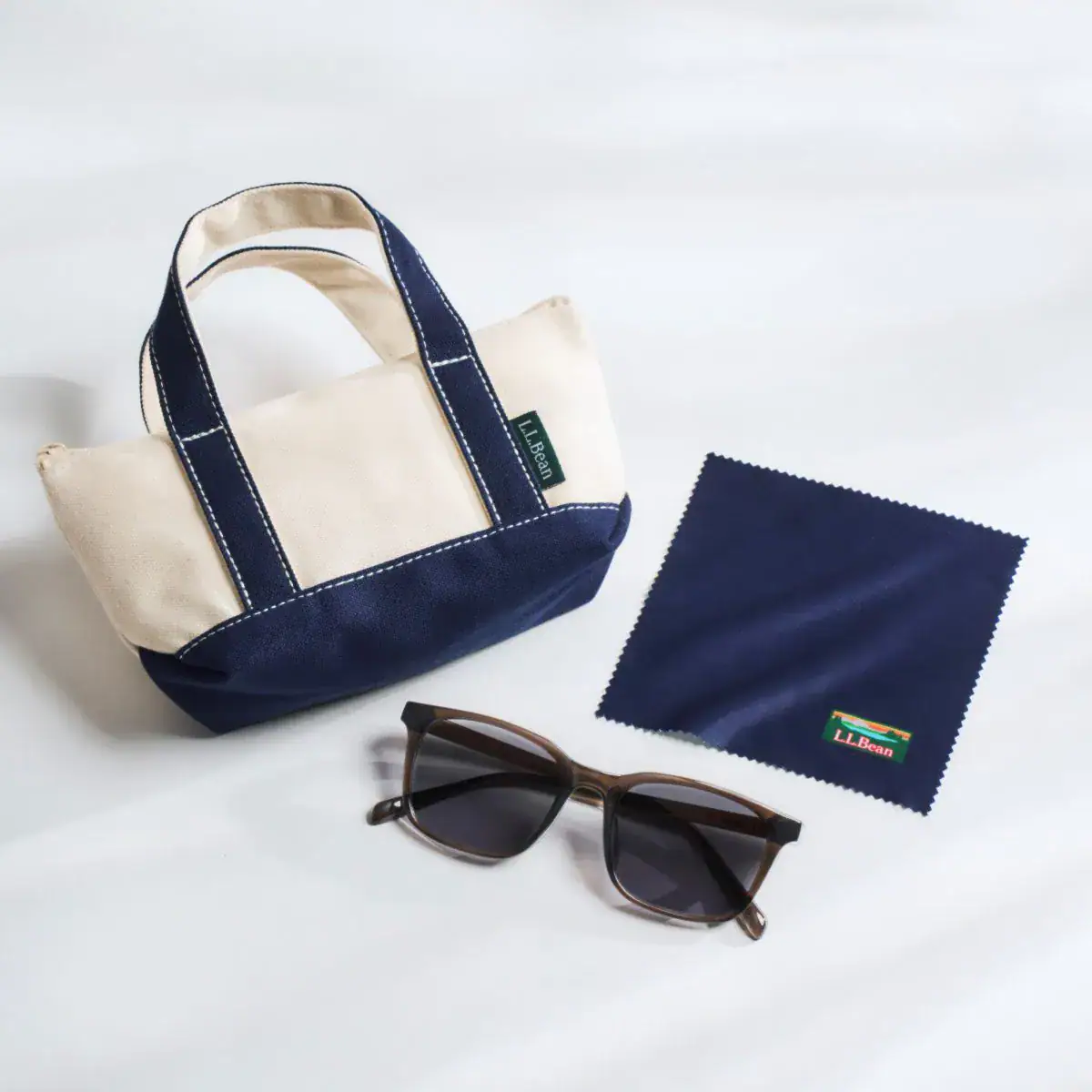 第3位 【完売必至】L.L.Beanの調光サングラス&トート型ケースが凄すぎる!MonoMax4月号付録の豪華3点セットに予約殺到中