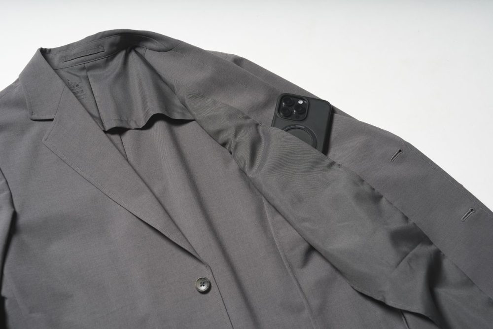 ジャケットの内側にはスマホが入るポケットが