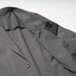 ジャケットの内側にはスマホが入るポケットが