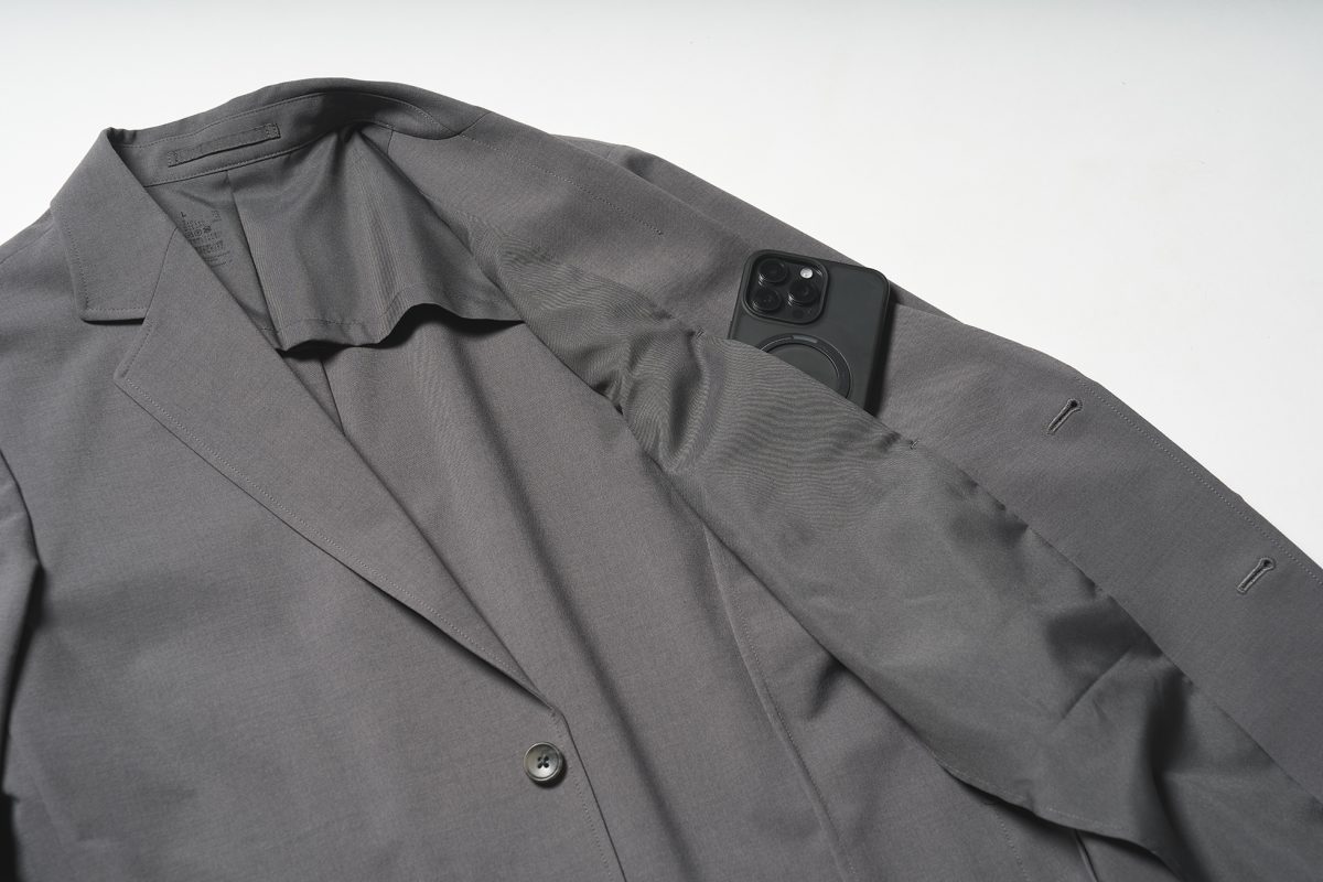 ジャケットの内側にはスマホが入るポケットが