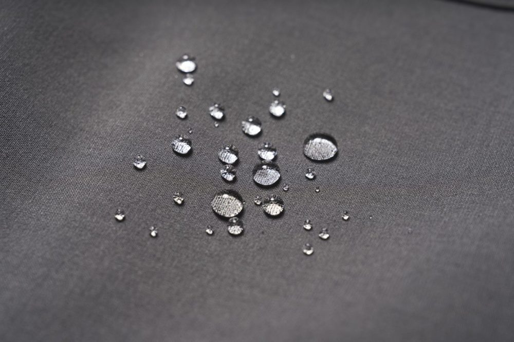 本体はポリエステルをベースとし、はっ水加工を施している