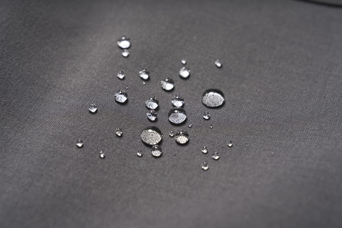 本体はポリエステルをベースとし、はっ水加工を施している