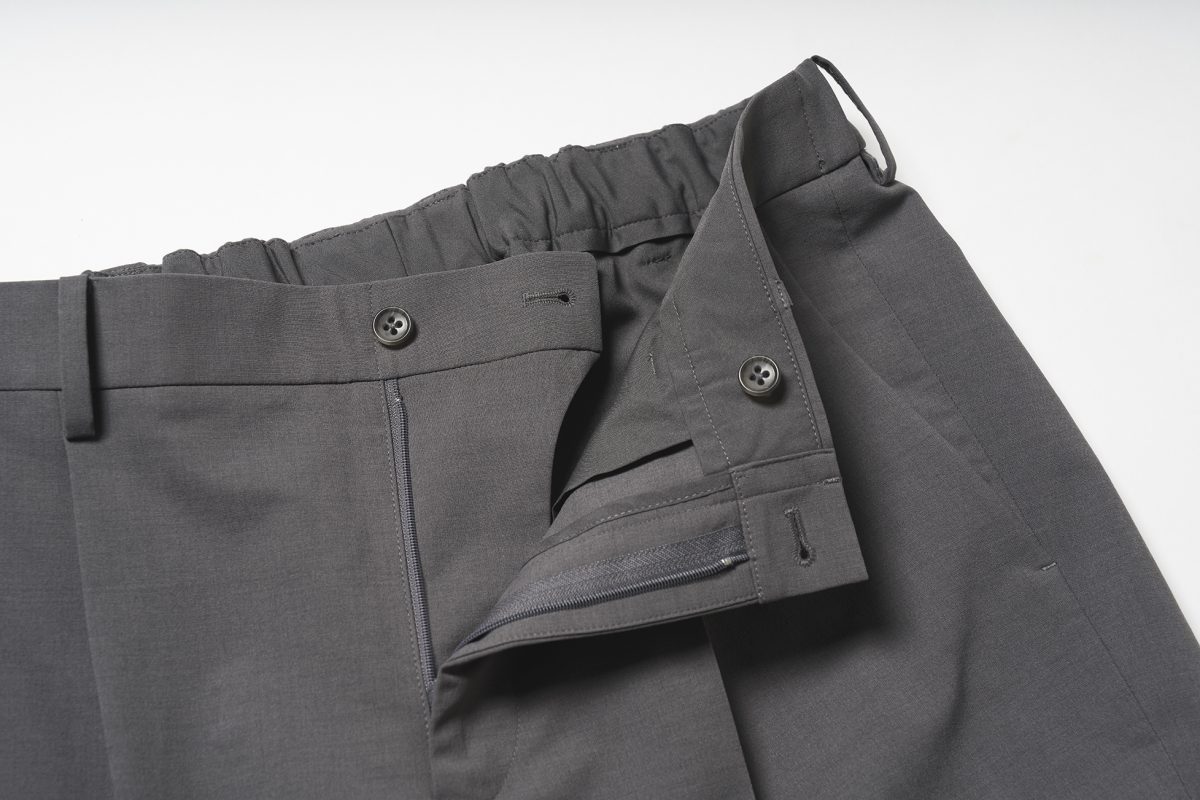 ウエストの後ろのみゴムが入っており、ワンタックも相まって履き心地がラク