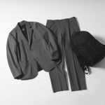 はっ水性や動きやすさは通勤や外回りにも良く、シワになりにくさ洗濯もできるイージーケアな点は出張にも最適