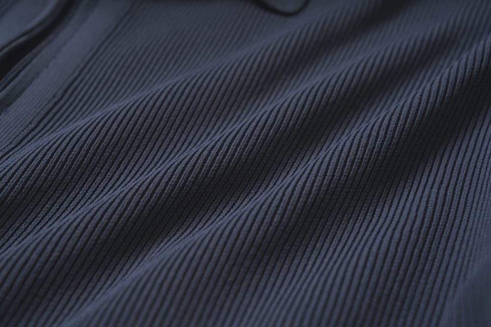 本体で使用されているのはポリエステル100％、それをリブ編みで構成