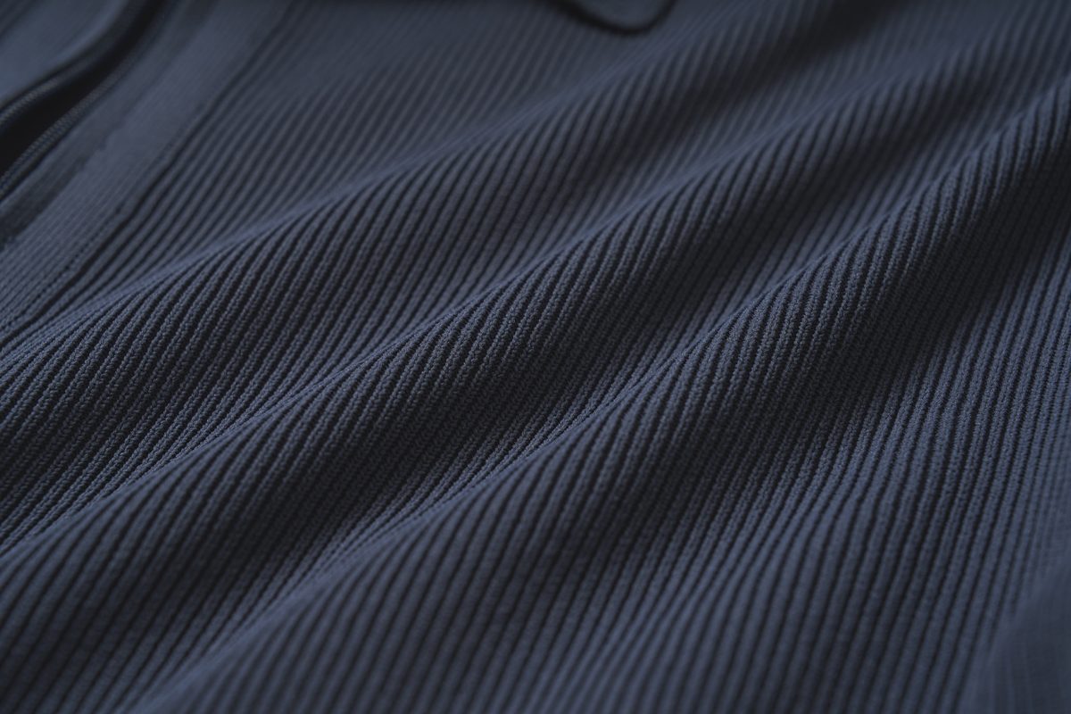 本体で使用されているのはポリエステル100%、それをリブ編みで構成