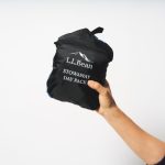 内側のポケットに本体を収納できるパッカブル仕様