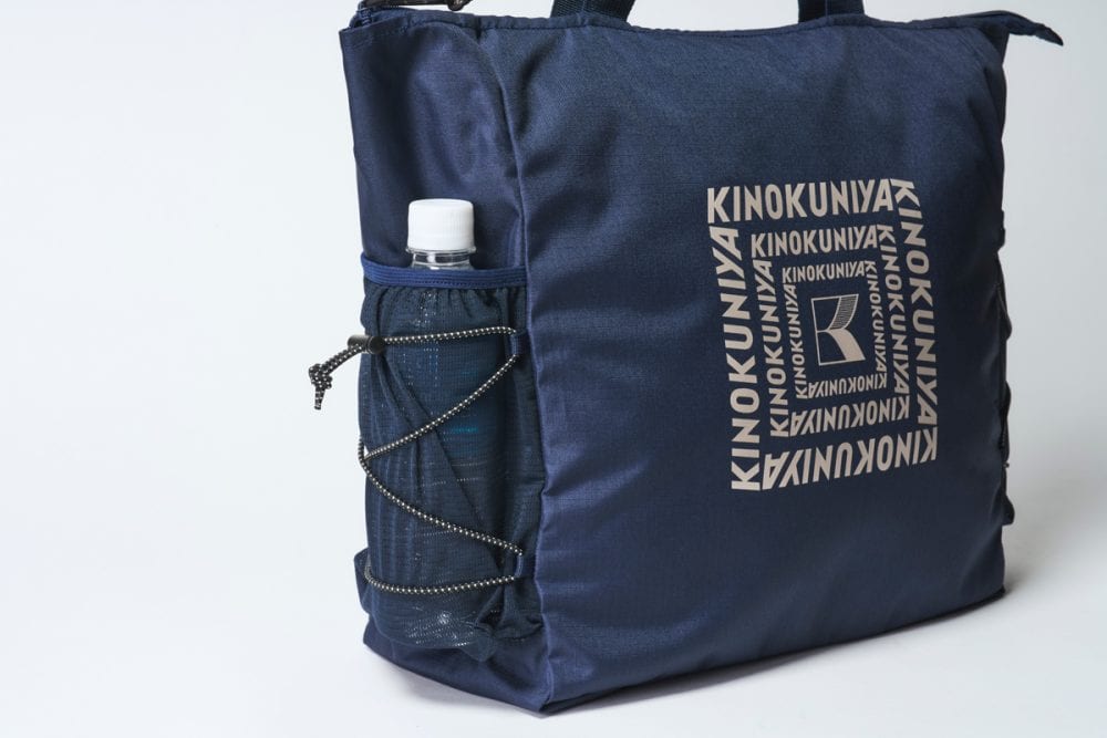 サイドポケットには500mLのペットボトルが入れられる