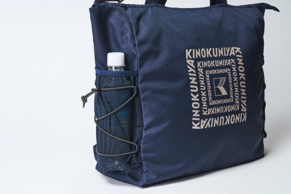 サイドポケットには500mLのペットボトルが入れられる