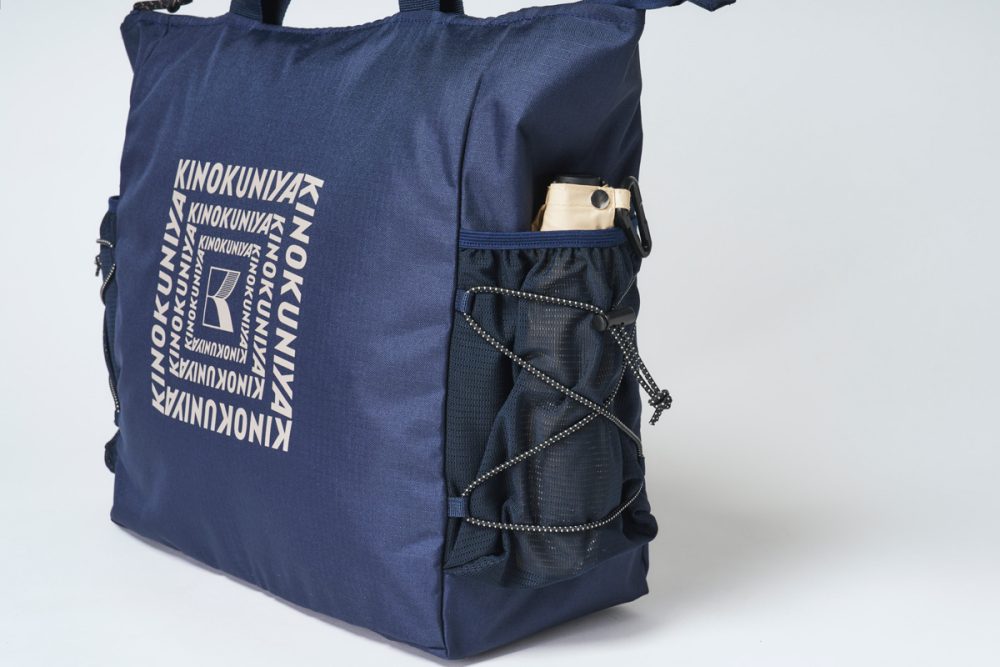 サイドポケットには折りたたみ傘が入れられる