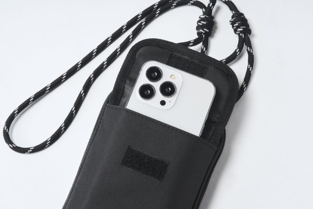 スマホ収納に便利な前ポケット