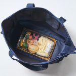 マチがあるので弁当も傾けずに入れられる