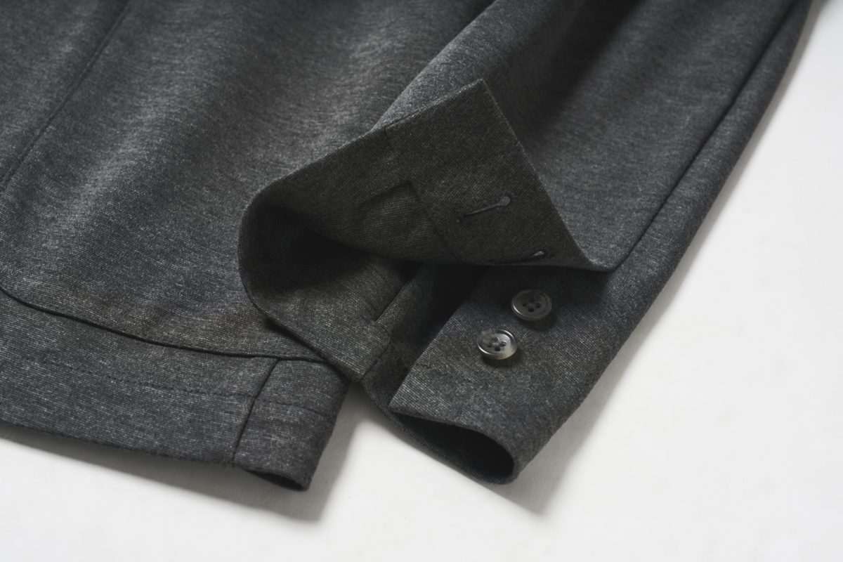 袖口は本切羽仕様