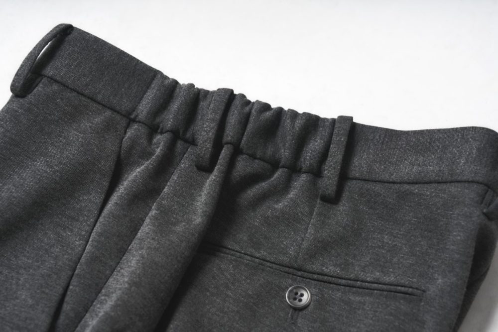 ウエストは脇ゴム仕様