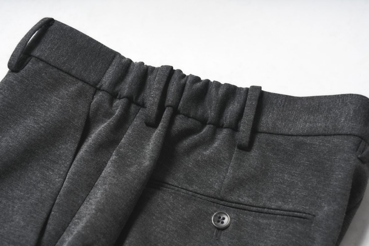 ウエストは脇ゴム仕様