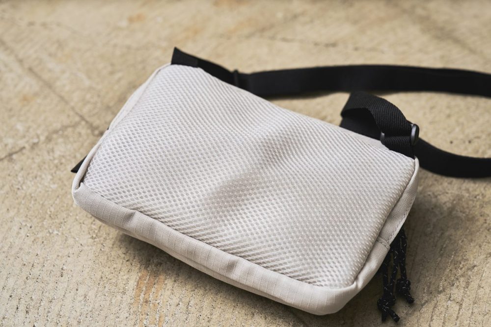 背面がメッシュで蒸れにくい