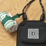 エコバッグにはフックが付いており、未使用時は本体に装着することで両手がフリーに