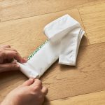 下からくるくると巻いていきます。取手部分を内側に折り返してから巻く方が、仕上がりがキレイに